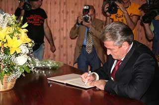 Albanian Prime Minister Sali Berisha leaves words on the condolence book to mourn for China's earthquake victims at the Chinese Embassy in Tirana, capital of Albania, May 20, 2008. Sali Berisha came to the Chinese Embassy on May 20 to offer condolences to Chinese quake victims.(Xinhua Photo)
