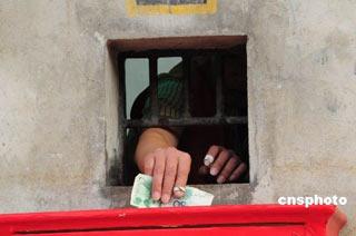 On May 21st, the prisoners in Liuzhou Railway Prison of Guangxi are greatly touched by the tremendous loss caused by Wenchuan earthquake and heroic acts of PLA, doctors, nurses and volunteers, and feel called to donate for the quake areas. In total, 19 prisoners donate 3690 yuan. (Photo: cnsphoto)