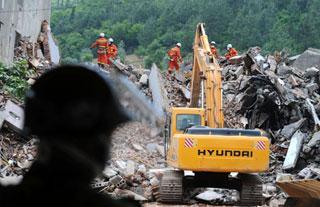 Rescuers from northeast China's Liaoning Province seek for survivors during a rescue operation in the quake-hit Qingchuan County of southwest China's Sichuan Province, May 16, 2008. (Xinhua/Jiang Hongjing)