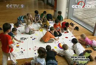 In Shanghai, the students in local German and French schools gathered on the playground, sending their best wishes to earthquake-affected children in Sichuan province via paintings. 
