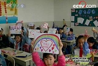 In Qingdao city, some first-year students in local primary schools will become Young Pioneers on Children's Day. They also decided to send their red scarves, the symbol of the Pioneers to Sichuan.