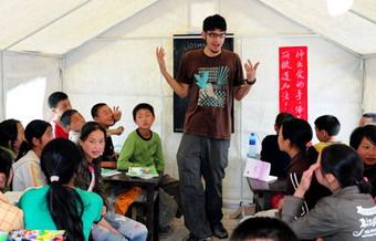 A volunteer from the United States speaks at an English class to children in a shelter in earthquake-hit Anxian County of Sichuan Province May 29, 2008. Two US volunteers arrived at the county on Thursday to help with English lessons.[Xinhua] 