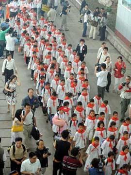 Students from the quake-hit Sichuan Province in southwest China walk out of the Jinan Railway Station in Jinan, capital of east China's Shandong Province, June 5, 2008.(Xinhua Photo)