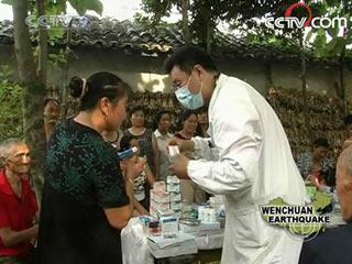 Doctor Yang Liqian and his four assistants have come all the way from Malaysia. They have been working in the quake zone since Sunday.