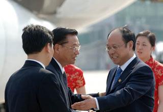 Taiwan-based Straits Exchange Foundation (SEF) Chairman Chiang Pin-kun (2nd L) is welcomed by Zheng Lizhong (2nd R), vice president of Chinese mainland's Association for Relations Across the Taiwan Strait (ARATS), upon his arrival in Beijing, capital of China, June 11, 2008. A delegation headed by Chiang Pin-kun arrived in Beijing around 3:15 p.m. on Wednesday to attend talks with the Chinese mainland's Association for Relations Across the Taiwan Strait (ARATS). It will be the first talks between the SEF and ARATS after they resumed contacts after a suspension of nine years. (Xinhua Photo)