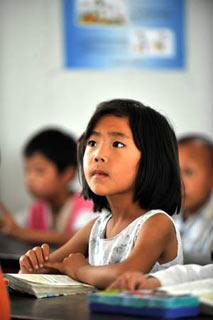 Children attend class in a temporary classroom at Chengguan No.2 elementary school in Wenxian county, Longnan city, northwest China's Gansu Province June 11, 2008. About 90 percent of the 2,964 middle schools and elementary schools suspended in the quake-hit Longnan city have resumed classes by now. The local government is still working hard to help reopen schools and kindergartens in remote villages and mountainous areas.(Xinhua Photo)