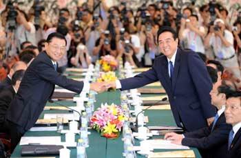 Chen Yunlin (R), Chairman of Chinese mainland's Association for Relations Across the Taiwan Strait (ARATS), shakes hands with Chiang Pin-kun, Chairman of the Taiwan-based Straits Exchange Foundation (SEF) in Beijing, China, June 12, 2008. ARATS chairman Chen Yunlin and SEF chairman Chiang Pin-kun started their talks in Beijing at around 9:00 a.m. Thursday.(Xinhua Photo)