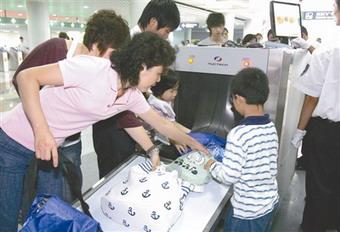 Passengers&nbsp;receive&nbsp;security&nbsp;check&nbsp;at&nbsp;a&nbsp;subway&nbsp;station&nbsp;in&nbsp;downtown&nbsp;Beijing,&nbsp;China,June&nbsp;29,&nbsp;2008.