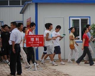 A total of 120,000 students in China's quake-hit areas started their three-day national college entrance exam this morning. (Photo: xinhua)
