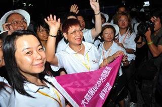 Mainland tourists greets each other before take off in Guangzhou, capital city of the southern Guangdong Province, July 4, 2008. The first cross-Strait weekend chartered flight from China's mainland to Taiwan took off at 6:31 a.m. from Guangzhou early Friday morning. (Xinhua Photo)