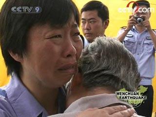 Prisons in Sichuan are helping inmates to get in touch with their quake-hit families. Authorities have not only allowed them to send text messages and make phone calls to relatives, but also offered reunion visits to some of them.