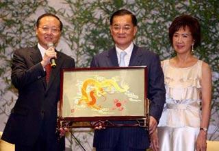 Shao Qiwei (1st L), chairman of the Cross-Straits Tourism Communication Association (CSTCA) of the Chinese mainland, speaks after presenting a gift to Chinese Kuomintang Honorary Chairman Lien Chan (C) and his wife Lien Fang-yu, in Taipei of southeast China's Taiwan Province July 5, 2008. Shao paid a visit to Lien on Saturday. (Xinhua Photo)