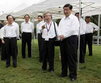 Chinese Vice President Xi Jinping (Front) inspects the Beas River venue for the cross-country competition of the equestrian events during the 2008 Beijing Olympics and Paralympics, in Hong Kong, south China, July 6, 2008.(Xinhua Photo)