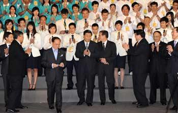 Chinese&nbsp;Vice&nbsp;President&nbsp;Xi&nbsp;Jinping&nbsp;(C&nbsp;Front)&nbsp;meets&nbsp;with&nbsp;athletes&nbsp;of&nbsp;the&nbsp;Hong&nbsp;Kong&nbsp;team&nbsp;for&nbsp;the&nbsp;2008&nbsp;Beijing&nbsp;Olympics&nbsp;and&nbsp;Paralympics,&nbsp;and&nbsp;representatives&nbsp;of&nbsp;volunteers&nbsp;in&nbsp;Hong&nbsp;Kong,&nbsp;south&nbsp;China,&nbsp;July&nbsp;6,&nbsp;2008.&nbsp;(Xinhua/Huang&nbsp;Jingwen)&nbsp;
