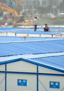 Governments at all levels in Sichuan Province are making every effort to ensure all the homeless in the earthquake areas can be resettled in makeshift homes by August 12th.(Photo: xinhua)