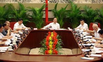 Chinese Premier Wen Jiabao (C) presides over the 23rd meeting of the quake relief headquarters of China's State Council in Beijing, capital of China, July 12, 2008.(Xinhua/Yao Dawei)