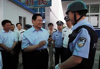 Zhou&nbsp;Yongkang&nbsp;(C),&nbsp;member&nbsp;of&nbsp;the&nbsp;Standing&nbsp;Committee&nbsp;of&nbsp;the&nbsp;Political&nbsp;Bureau&nbsp;of&nbsp;the&nbsp;Communist&nbsp;Party&nbsp;of&nbsp;China&nbsp;(CPC)&nbsp;Central&nbsp;Committee,&nbsp;inspects&nbsp;Liulihe&nbsp;public&nbsp;security&nbsp;inspection&nbsp;post&nbsp;in&nbsp;Fangshan&nbsp;District,&nbsp;Beijing,&nbsp;July&nbsp;14,&nbsp;2008.&nbsp;Zhou&nbsp;inspected&nbsp;public&nbsp;security&nbsp;posts&nbsp;around&nbsp;Beijing&nbsp;on&nbsp;Monday.&nbsp;(Xinhua/Rao&nbsp;Aimin)