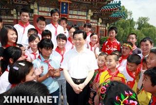 Chinese president Hu Jintao talks with students from quake-hit areas who visit Zhongnanhai in Beijing before going to Russia for further recuperation on Wednesday, July 16, 2008. The first group of 181 children from China's quake-hit provinces of Sichuan and Shaanxi will fly to Russia on Thursday for a three-week recuperative vacation. (Xinhua Photo)