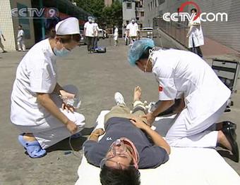 In Shanghai, medical staff took part in a large-scale emergency drill on Monday.(CCTV.com)
