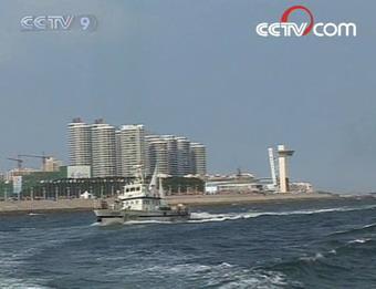 In the city of Qingdao, where the Olympic sailing competitions will be held, a land, sea and air security network has been set up around the competition venues.(CCTV.com)