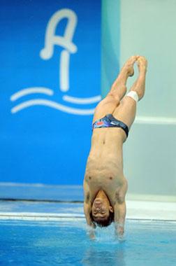 He&nbsp;Chong&nbsp;of&nbsp;China&nbsp;dives&nbsp;into&nbsp;the&nbsp;water&nbsp;during&nbsp;the&nbsp;Men's&nbsp;3m&nbsp;Springboard&nbsp;Final&nbsp;of&nbsp;Beijing&nbsp;2008&nbsp;Olympic&nbsp;Games&nbsp;diving&nbsp;event&nbsp;in&nbsp;Beijing,&nbsp;China,&nbsp;Aug.&nbsp;18,&nbsp;2008.&nbsp;He&nbsp;Chong&nbsp;won&nbsp;gold&nbsp;of&nbsp;the&nbsp;event.&nbsp;(Xinhua/Zhao&nbsp;Peng)