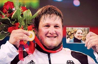 Matthias&nbsp;Steiner&nbsp;of&nbsp;Germany&nbsp;holds&nbsp;the&nbsp;gold&nbsp;medal&nbsp;he&nbsp;dedicated&nbsp;to&nbsp;his&nbsp;late&nbsp;wife&nbsp;Susann,&nbsp;who&nbsp;died&nbsp;in&nbsp;a&nbsp;car&nbsp;accident&nbsp;in&nbsp;2007,&nbsp;after&nbsp;winning&nbsp;the&nbsp;men's&nbsp;+105&nbsp;kg&nbsp;of&nbsp;the&nbsp;weightlifting&nbsp;competition&nbsp;August&nbsp;19&nbsp;2008.&nbsp;[Xinhua]