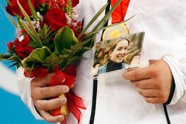 Matthias&nbsp;Steiner&nbsp;of&nbsp;Germany&nbsp;holds&nbsp;a&nbsp;photo&nbsp;of&nbsp;his&nbsp;late&nbsp;wife&nbsp;Susann&nbsp;as&nbsp;he&nbsp;poses&nbsp;with&nbsp;his&nbsp;gold&nbsp;medal&nbsp;in&nbsp;the&nbsp;men's&nbsp;+105kg&nbsp;Group&nbsp;A&nbsp;weightlifting&nbsp;competition&nbsp;at&nbsp;the&nbsp;Beijing&nbsp;2008&nbsp;Olympic&nbsp;Games&nbsp;August&nbsp;19,&nbsp;2008.&nbsp;[Agencies]