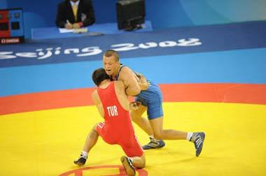 Ramazan&nbsp;Sahin&nbsp;of&nbsp;Turkey&nbsp;(red)&nbsp;fights&nbsp;against&nbsp;Andriy&nbsp;Stadnik&nbsp;of&nbsp;Ukraine&nbsp;in&nbsp;men's&nbsp;freestyle&nbsp;66kg&nbsp;gold&nbsp;medal&nbsp;match&nbsp;of&nbsp;the&nbsp;Beijing&nbsp;2008&nbsp;Olympic&nbsp;Games&nbsp;Wrestling&nbsp;event&nbsp;in&nbsp;Beijing,&nbsp;China,&nbsp;Aug.&nbsp;20,&nbsp;2008.&nbsp;Ramazan&nbsp;Sahin&nbsp;beat&nbsp;Andriy&nbsp;Stadnik&nbsp;and&nbsp;grabbed&nbsp;the&nbsp;gold&nbsp;medal.(Xinhua/Li&nbsp;Gang)
