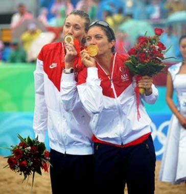 Kerri&nbsp;Walsh&nbsp;(L)&nbsp;and&nbsp;Misty&nbsp;May-Treanor&nbsp;of&nbsp;U.S.&nbsp;kiss&nbsp;their&nbsp;gold&nbsp;medals&nbsp;on&nbsp;the&nbsp;podium&nbsp;during&nbsp;the&nbsp;victory&nbsp;ceremony&nbsp;of&nbsp;women's&nbsp;gold&nbsp;medal&nbsp;match&nbsp;of&nbsp;the&nbsp;Beijing&nbsp;2008&nbsp;Olympic&nbsp;Games&nbsp;beach&nbsp;volleyball&nbsp;event&nbsp;in&nbsp;Beijing,&nbsp;China,&nbsp;Aug.&nbsp;21,&nbsp;2008.&nbsp;(Xinhua&nbsp;Photo)