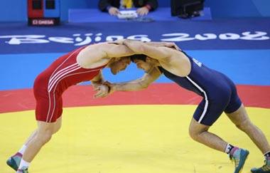Shirvani Muradov (blue) of Russia fights against Taimuraz Tigiyev of Kazakhstan in their men's freestyle 96kg gold medal match of the Beijing 2008 Olympic Games Wrestling event in Beijing, China, Aug. 21, 2008. Shirvani Muradov beat Taimuraz Tigiyev and grabbed the gold.(Xinhua Photo)