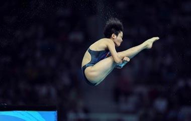 Chen Ruolin of China dives during women's 10m platform final of the Beijing 2008 Olympic Games at National Aquatics Center in Beijing, China, August 21, 2008. Chen Ruolin won the gold medal of the event.(Xinhua Photo)