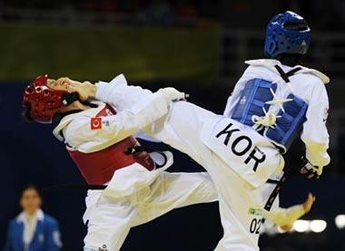 Lim Sujeong (blue) of South Korea competes in Women -57kg Gold Medal contest against Azize Tanrikulu of Turkey at USTB Gymnasium in Beijing, China, Aug. 21, 2008. Lim Sujeong defeated Azize Tanrikulu and won the gold medal of the event. (Xinhua Photo)