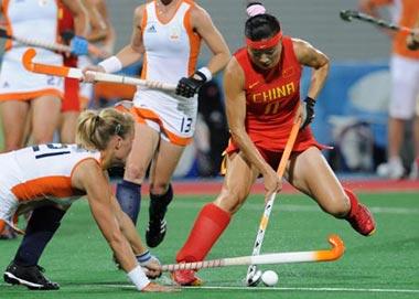 Tang&nbsp;Chunling&nbsp;(R)&nbsp;of&nbsp;China&nbsp;vies&nbsp;for&nbsp;the&nbsp;ball&nbsp;during&nbsp;women's&nbsp;gold&nbsp;medal&nbsp;match&nbsp;between&nbsp;China&nbsp;and&nbsp;the&nbsp;Netherlands&nbsp;at&nbsp;Beijing&nbsp;2008&nbsp;Olympic&nbsp;Games&nbsp;hockey&nbsp;event&nbsp;in&nbsp;Beijing,&nbsp;China,&nbsp;Aug.&nbsp;22,&nbsp;2008.&nbsp;The&nbsp;Netherlands&nbsp;won&nbsp;the&nbsp;match&nbsp;and&nbsp;grabbed&nbsp;the&nbsp;gold&nbsp;medal.&nbsp;(Xinhua/Li&nbsp;Yong)