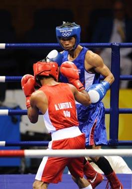 Somjit&nbsp;Jongjohor(blue)&nbsp;of&nbsp;Thailand&nbsp;competes&nbsp;during&nbsp;Men's&nbsp;Fly&nbsp;(51kg)&nbsp;Final&nbsp;Bout&nbsp;between&nbsp;Andris&nbsp;Laffita&nbsp;Hernandez&nbsp;of&nbsp;Cuba&nbsp;and&nbsp;Somjit&nbsp;Jongjohor&nbsp;of&nbsp;Thailand&nbsp;of&nbsp;Beijing&nbsp;2008&nbsp;Olympic&nbsp;Games&nbsp;boxing&nbsp;event&nbsp;at&nbsp;Workers'&nbsp;Gymnasium&nbsp;in&nbsp;Beijing,&nbsp;China,&nbsp;Aug.&nbsp;23,&nbsp;2008.&nbsp;Somjit&nbsp;Jongjohor&nbsp;defeated&nbsp;Andris&nbsp;Laffita&nbsp;Hernandez,&nbsp;and&nbsp;won&nbsp;the&nbsp;gold&nbsp;medal&nbsp;of&nbsp;the&nbsp;event.(Xinhua&nbsp;Photo)