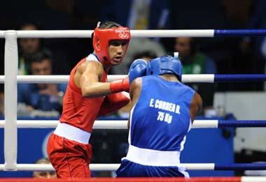 James Degale (red) of Great Britain competes against Emilio Correa Bayeaux of Cuba during Men's Middle (75kg) Final Bout of Beijing 2008 Olympic Games boxing event at Workers' Gymnasium in Beijing, China, Aug. 23, 2008. James Degale defeated Emilio Correa Bayeaux and won the gold medal of the event. (Xinhua Photo)