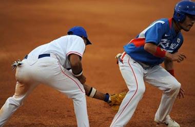 Lee&nbsp;Yongkyu&nbsp;(R)&nbsp;of&nbsp;South&nbsp;Korea&nbsp;competes&nbsp;during&nbsp;the&nbsp;Baseball&nbsp;gold&nbsp;medal&nbsp;game&nbsp;against&nbsp;Cuba&nbsp;at&nbsp;the&nbsp;Beijing&nbsp;Olympic&nbsp;Games&nbsp;in&nbsp;Beijing,&nbsp;China,&nbsp;Aug.&nbsp;23,&nbsp;2008.&nbsp;South&nbsp;Korea&nbsp;beat&nbsp;Cuba&nbsp;and&nbsp;won&nbsp;the&nbsp;gold.&nbsp;(Xinhua&nbsp;Photo)
