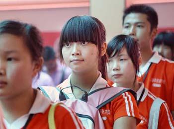 Students from Dujiangyan arrive at the Shanghai Railway Station in Shanghai, east China, Aug. 31, 2008. Around 1,300 vocational school students from the quake-hit Dujiangyan City of southwest China's Sichuan Province arrived in Shanghai by a special train on Sunday. They will be studying in 24 vocational schools in Shanghai with various living allowances and tuition fees covered.(Xinhua Photo)