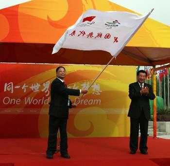 Chinese&nbsp;Vice&nbsp;Premier&nbsp;Hui&nbsp;Liangyu&nbsp;(R)&nbsp;hands&nbsp;over&nbsp;the&nbsp;flag&nbsp;of&nbsp;China's&nbsp;Paralympic&nbsp;delegation&nbsp;to&nbsp;Wang&nbsp;Xinxian,&nbsp;the&nbsp;head&nbsp;of&nbsp;the&nbsp;delegation,&nbsp;in&nbsp;the&nbsp;Paralympic&nbsp;Village&nbsp;in&nbsp;Beijing&nbsp;on&nbsp;Saturday,&nbsp;August&nbsp;30,&nbsp;2008.&nbsp;[Photo:&nbsp;Xinhua]