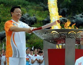 Jing&nbsp;Rui&nbsp;lights&nbsp;the&nbsp;cauldron.(Photo&nbsp;credit:&nbsp;Xinhua)