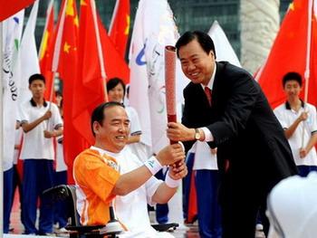 The&nbsp;Chairman&nbsp;of&nbsp;the&nbsp;Dalian&nbsp;Disabled&nbsp;Persons&nbsp;Federation,&nbsp;Li&nbsp;Yang,&nbsp;was&nbsp;the&nbsp;first&nbsp;runner&nbsp;of&nbsp;the&nbsp;3.8-kilometer&nbsp;long&nbsp;relay.