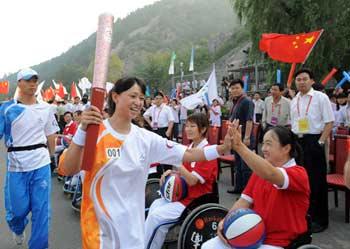 First&nbsp;torch&nbsp;bearer&nbsp;Zhu&nbsp;Hongyan,&nbsp;a&nbsp;famous&nbsp;blind&nbsp;swimmer