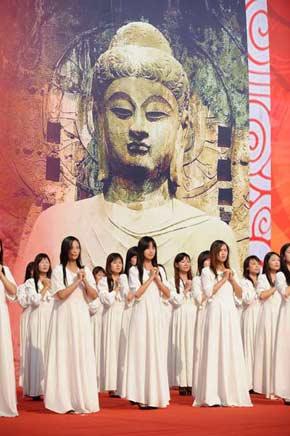 Actresses&nbsp;perform&nbsp;during&nbsp;the&nbsp;closing&nbsp;ceremony&nbsp;of&nbsp;the&nbsp;Luoyang&nbsp;segment&nbsp;of&nbsp;the&nbsp;Beijing&nbsp;2008&nbsp;Paralympic&nbsp;torch&nbsp;relay&nbsp;in&nbsp;Luoyang,&nbsp;a&nbsp;city&nbsp;of&nbsp;central&nbsp;China's&nbsp;Henan&nbsp;Province,&nbsp;Sept.&nbsp;4,&nbsp;2008.