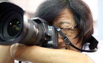Zheng&nbsp;Longhua,&nbsp;a&nbsp;photographer&nbsp;without&nbsp;hands,&nbsp;takes&nbsp;pictures&nbsp;during&nbsp;a&nbsp;photo&nbsp;exhibition&nbsp;in&nbsp;Beijing,&nbsp;capital&nbsp;of&nbsp;China.&nbsp;Born&nbsp;in&nbsp;1956&nbsp;in&nbsp;east&nbsp;China's&nbsp;Zhejiang&nbsp;Province,&nbsp;Zheng&nbsp;lost&nbsp;his&nbsp;two&nbsp;hands&nbsp;in&nbsp;his&nbsp;childhood&nbsp;and&nbsp;started&nbsp;his&nbsp;career&nbsp;of&nbsp;photography&nbsp;in&nbsp;1981.(Xinhua&nbsp;Photo)