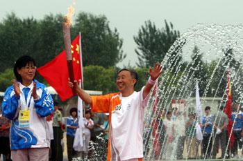 Last&nbsp;torchbearer&nbsp;Zhao&nbsp;Jihua,&nbsp;a&nbsp;former&nbsp;official&nbsp;of&nbsp;the&nbsp;Chinese&nbsp;Disabled&nbsp;Persons'&nbsp;Federation
