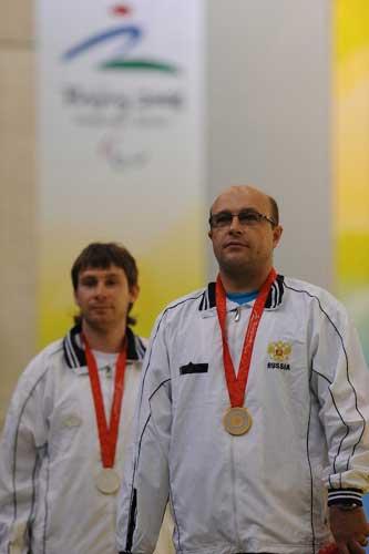 Valeriy&nbsp;Ponomarenko&nbsp;(R)&nbsp;poses&nbsp;on&nbsp;the&nbsp;podium.
