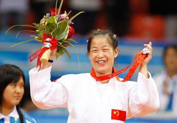 Guo&nbsp;Huaping&nbsp;overwhelms&nbsp;Brazilian&nbsp;Karla&nbsp;Cardoso,&nbsp;silver&nbsp;medalist&nbsp;at&nbsp;the&nbsp;2004&nbsp;Athens&nbsp;Paralympics,&nbsp;by&nbsp;an&nbsp;ippon&nbsp;on&nbsp;Sunday,&nbsp;September&nbsp;7,&nbsp;2008.&nbsp;[Photo:&nbsp;Xinhua]