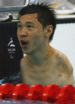 China's&nbsp;defending&nbsp;champion&nbsp;He&nbsp;Juquan&nbsp;looks&nbsp;at&nbsp;his&nbsp;marks&nbsp;at&nbsp;the&nbsp;finishing&nbsp;line&nbsp;after&nbsp;the&nbsp;men's&nbsp;50m&nbsp;backstroke&nbsp;S5&nbsp;preliminary&nbsp;Sept.&nbsp;8,&nbsp;2008.&nbsp;[Xinhua]