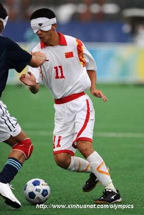 Wang&nbsp;Yafeng&nbsp;(R)&nbsp;of&nbsp;China&nbsp;break&nbsp;through&nbsp;the&nbsp;defense&nbsp;of&nbsp;an&nbsp;Argentinian&nbsp;player&nbsp;in&nbsp;a&nbsp;preliminaries&nbsp;match&nbsp;of&nbsp;football&nbsp;5-a-side&nbsp;against&nbsp;Argentina&nbsp;during&nbsp;Beijing&nbsp;2008&nbsp;Paralympic&nbsp;Games&nbsp;in&nbsp;Beijing,&nbsp;Sept.&nbsp;9,&nbsp;2008.&nbsp;China&nbsp;won&nbsp;the&nbsp;match&nbsp;1-0.&nbsp;(Xinhua/Guo&nbsp;Yong)&nbsp;