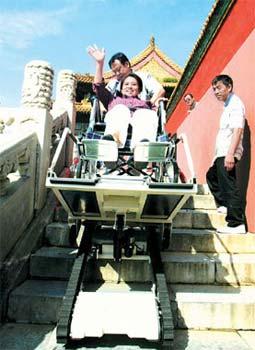Xie&nbsp;Xiuying,&nbsp;one&nbsp;of&nbsp;a&nbsp;group&nbsp;of&nbsp;disabled&nbsp;people&nbsp;from&nbsp;Dongcheng&nbsp;district,&nbsp;uses&nbsp;a&nbsp;wheelchair&nbsp;hoist&nbsp;to&nbsp;navigate&nbsp;a&nbsp;flight&nbsp;of&nbsp;stairs&nbsp;at&nbsp;the&nbsp;Palace&nbsp;Museum&nbsp;yesterday.