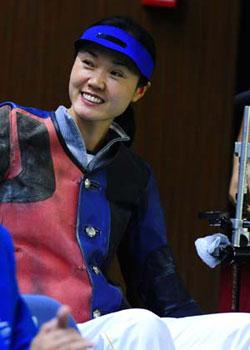 China's&nbsp;Liu&nbsp;Jie&nbsp;smiles&nbsp;to&nbsp;spectators&nbsp;prior&nbsp;to&nbsp;the&nbsp;mixed&nbsp;R4-10m&nbsp;air&nbsp;rifle&nbsp;standing&nbsp;SH2&nbsp;final&nbsp;of&nbsp;shooting&nbsp;event&nbsp;in&nbsp;Beijing&nbsp;2008&nbsp;Paralympic&nbsp;Games&nbsp;in&nbsp;Beijing,&nbsp;China,&nbsp;Sept.&nbsp;11,&nbsp;2008.&nbsp;Liu&nbsp;ranked&nbsp;the&nbsp;eighth&nbsp;of&nbsp;the&nbsp;event&nbsp;with&nbsp;a&nbsp;total&nbsp;of&nbsp;698.6&nbsp;points.&nbsp;(Xinhua&nbsp;Photo)